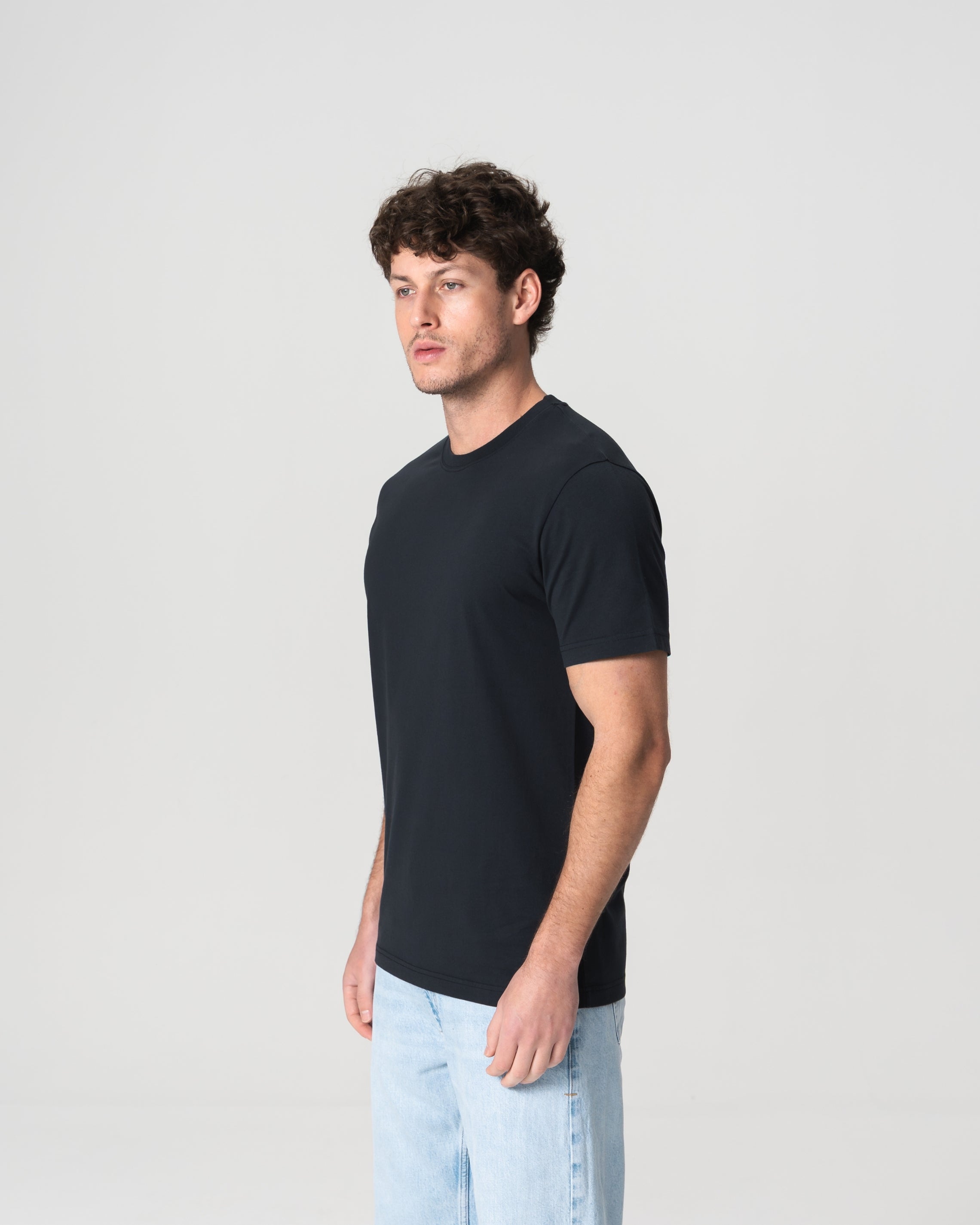 Camiseta Azul-Marinho Leve com Logo Bordado