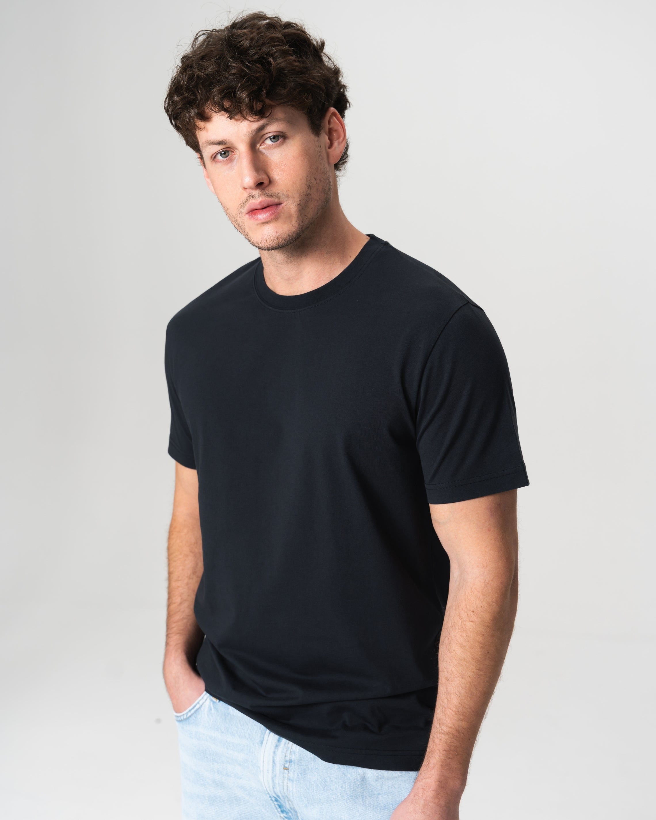 Camiseta Azul-Marinho Leve com Logo Bordado