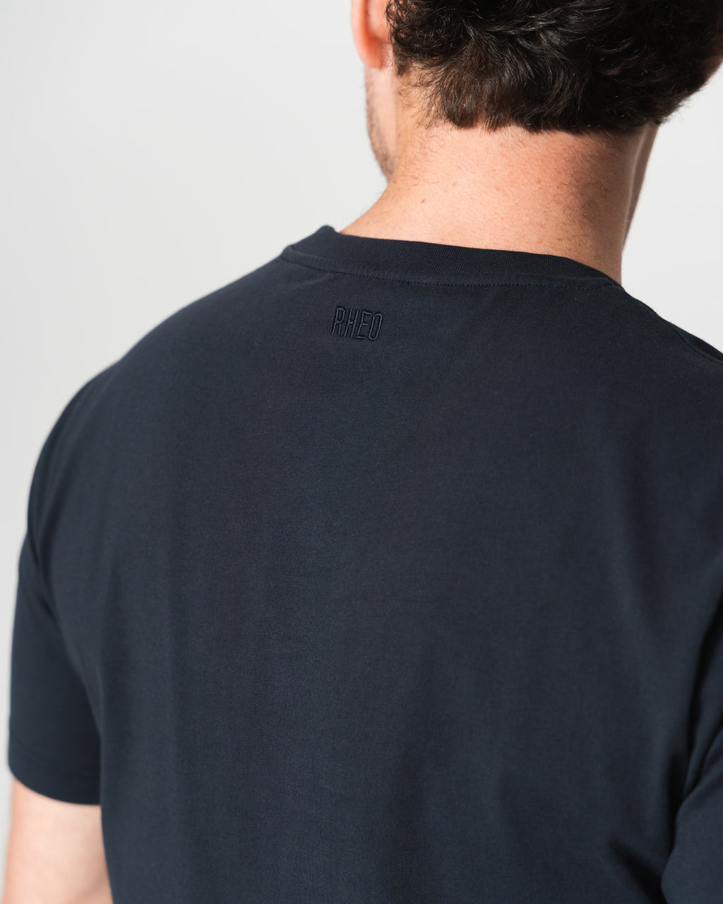 Camiseta Azul-Marinho Leve com Logo Bordado