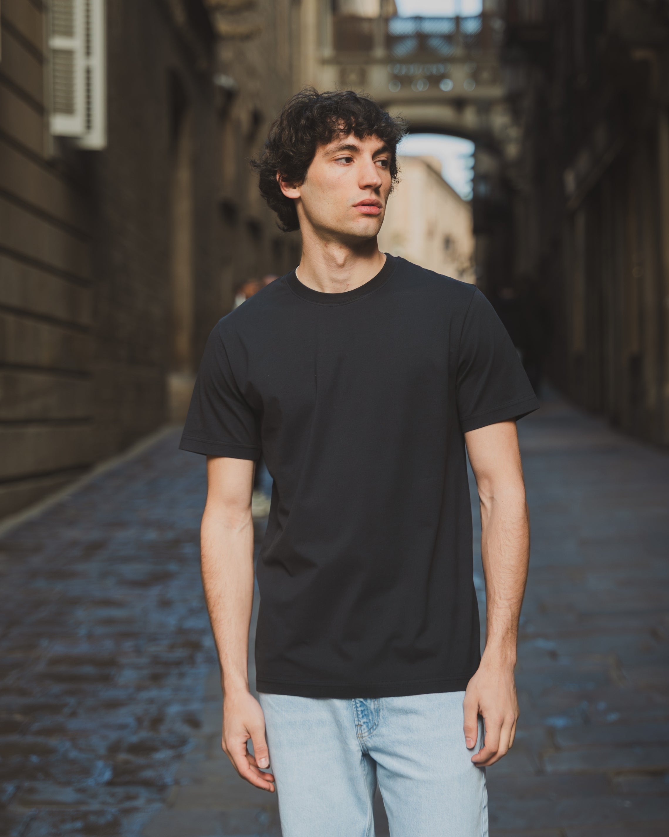 Camiseta Azul-Marinho Leve com Logo Bordado