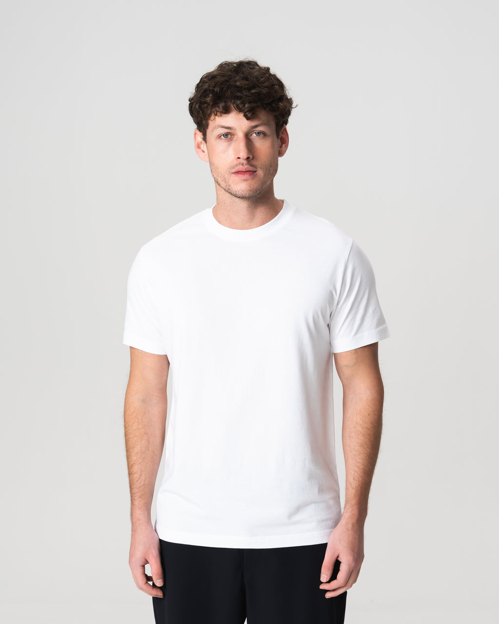 Camiseta Branca Leve com Logo Bordado