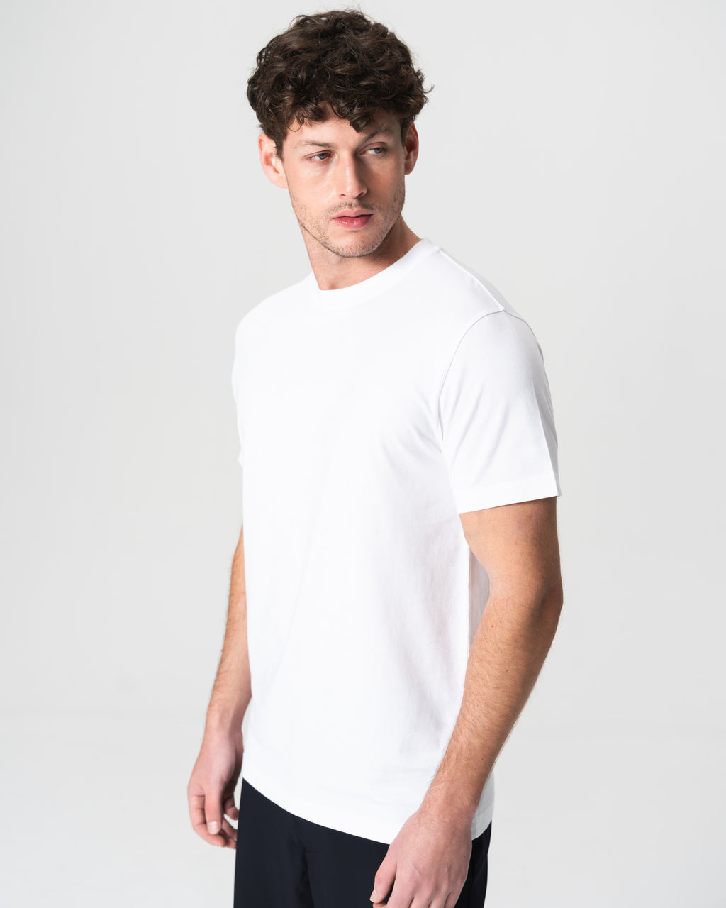 Camiseta Branca Leve com Logo Bordado
