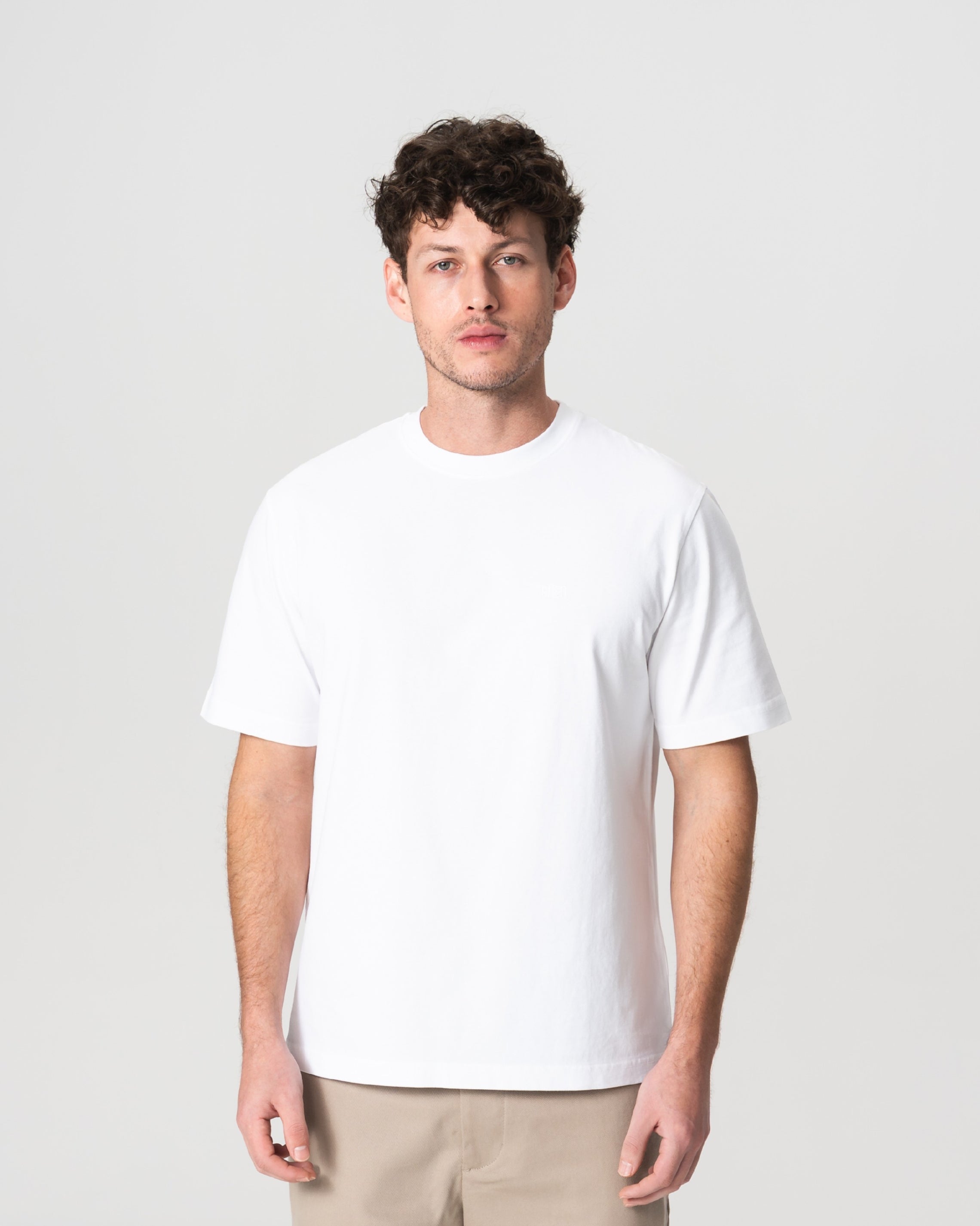 Camiseta Branca Estruturada com Logo Bordado