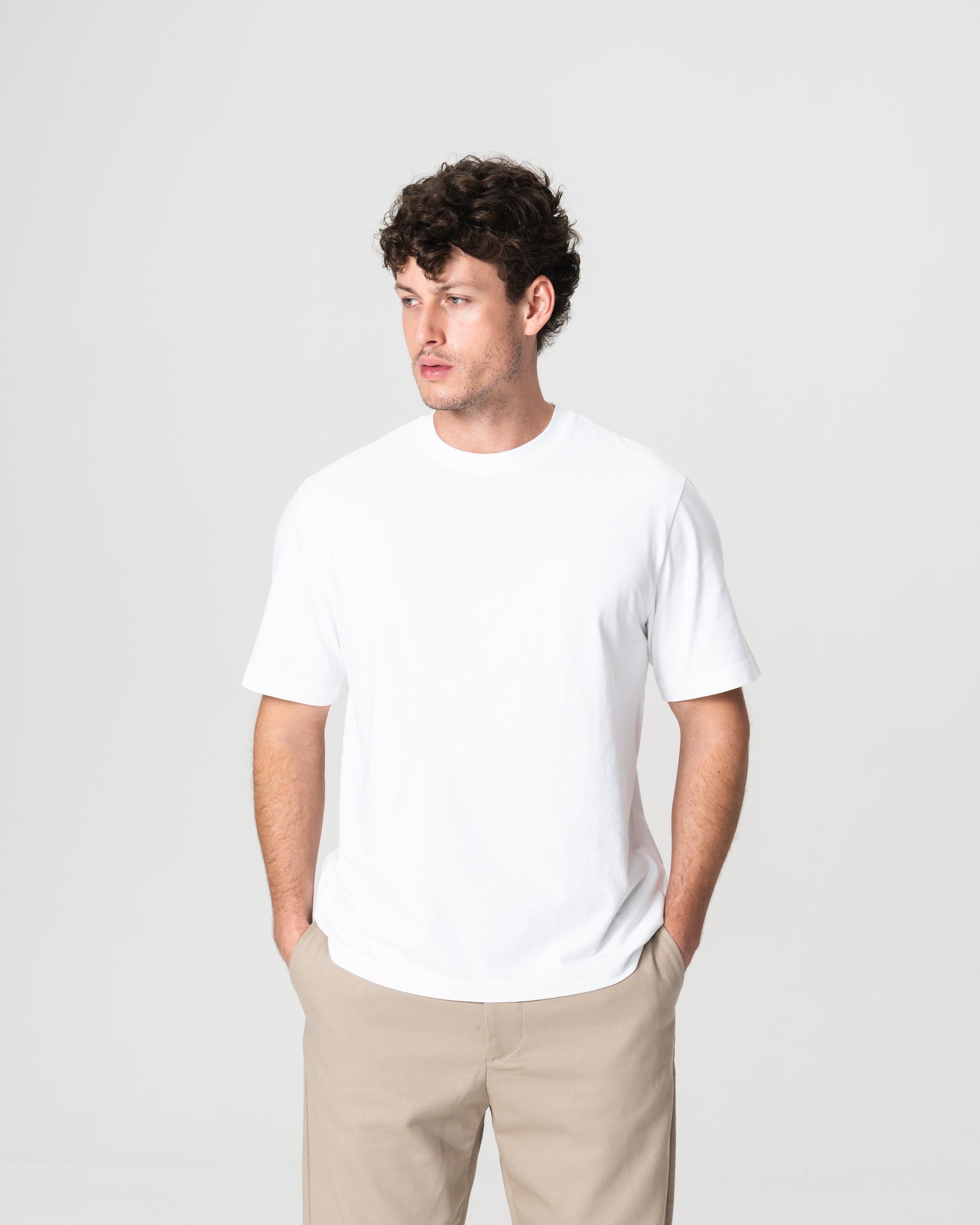 Camiseta Branca Estruturada com Logo Bordado