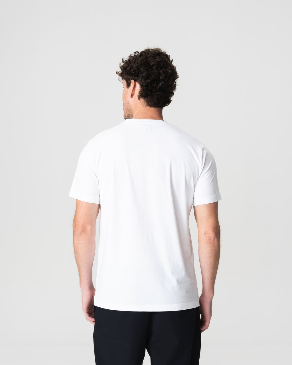 Camiseta Branca Leve com Logo Bordado