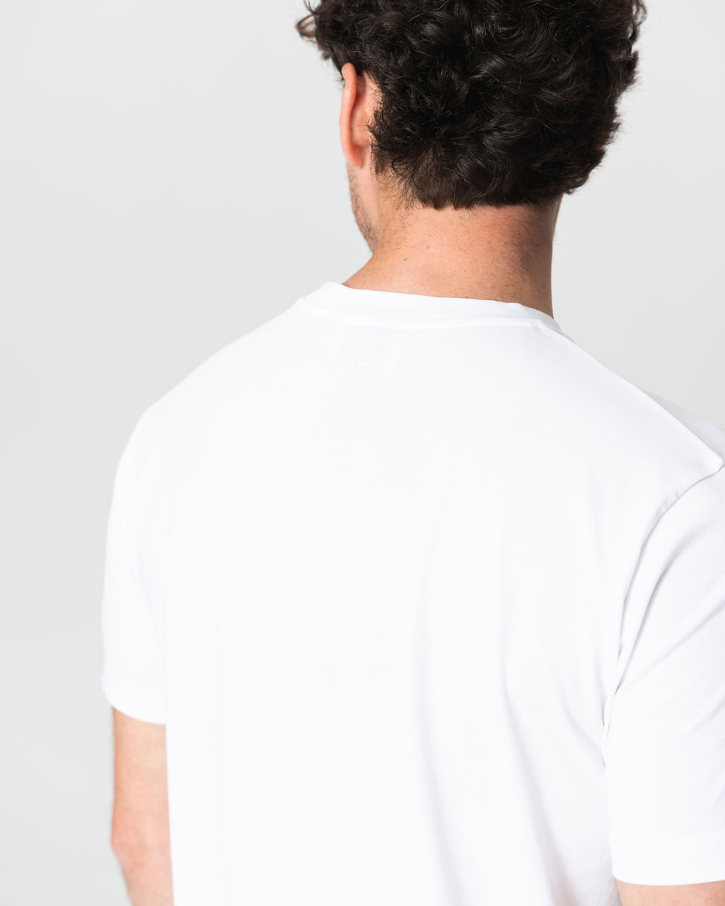 Camiseta Branca Leve com Logo Bordado