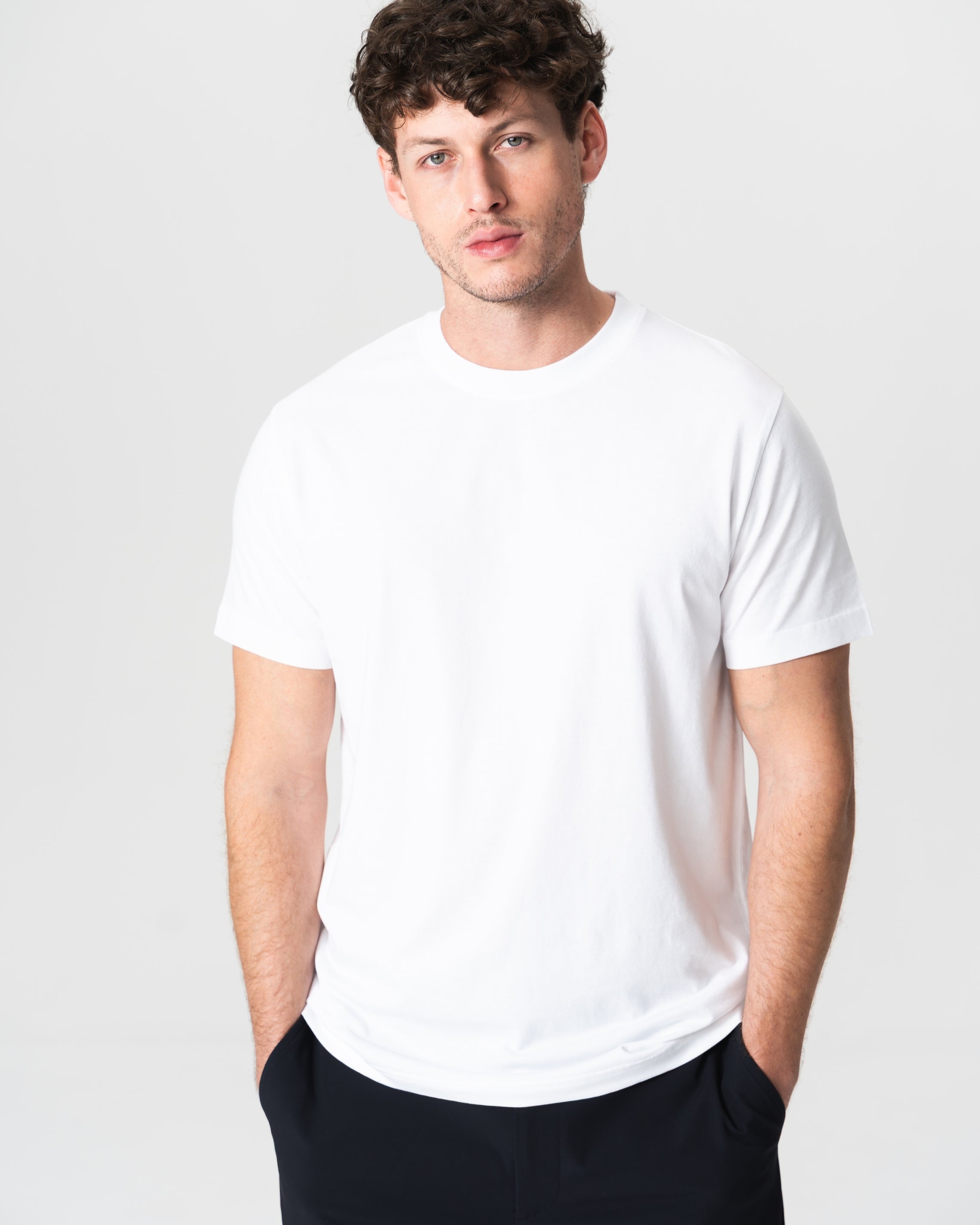 Camiseta Branca Leve com Logo Bordado