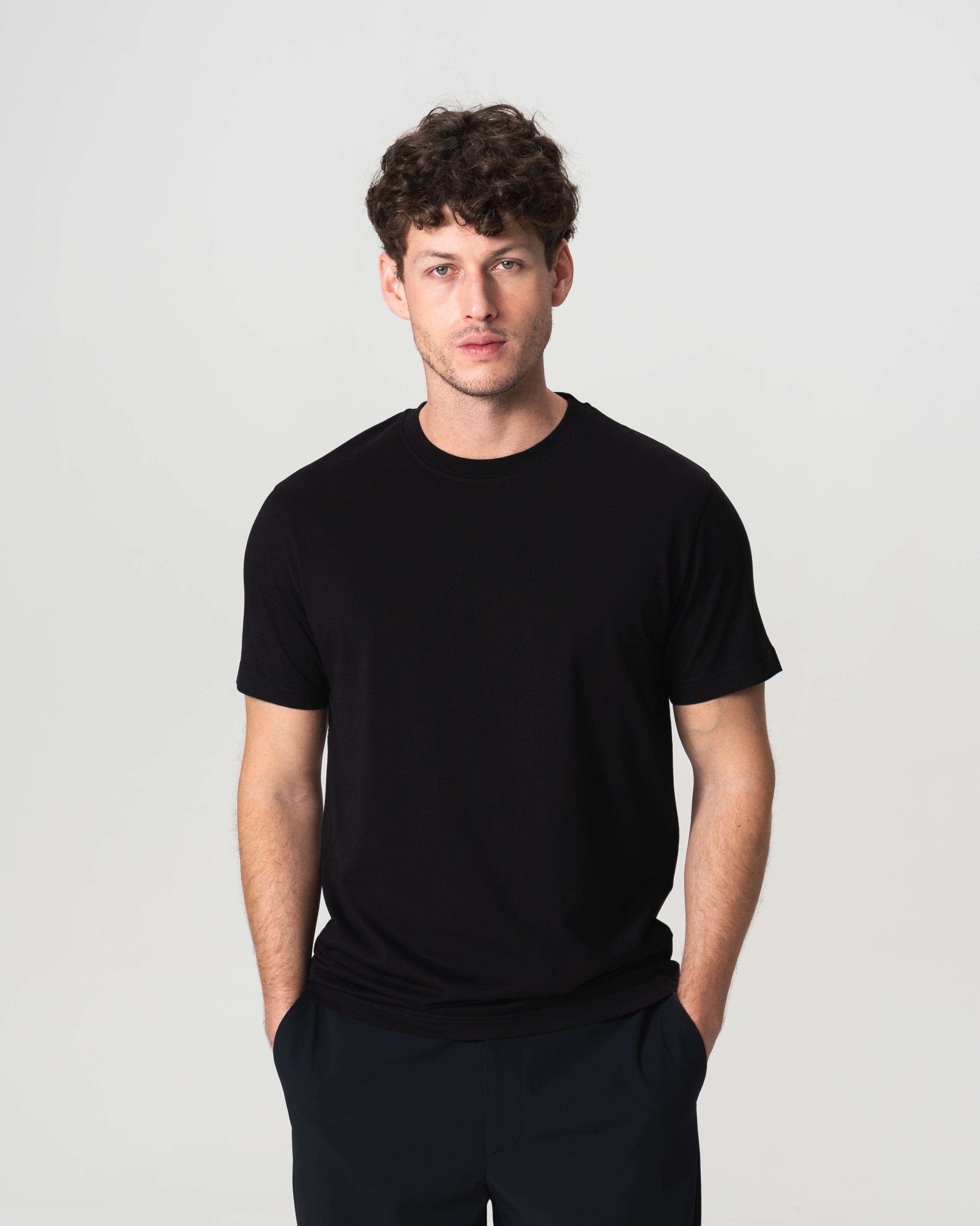 Camiseta Preta Leve com Logo Bordado