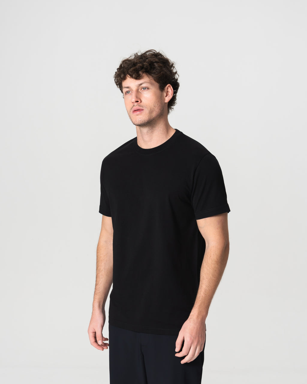 Camiseta Preta Leve com Logo Bordado