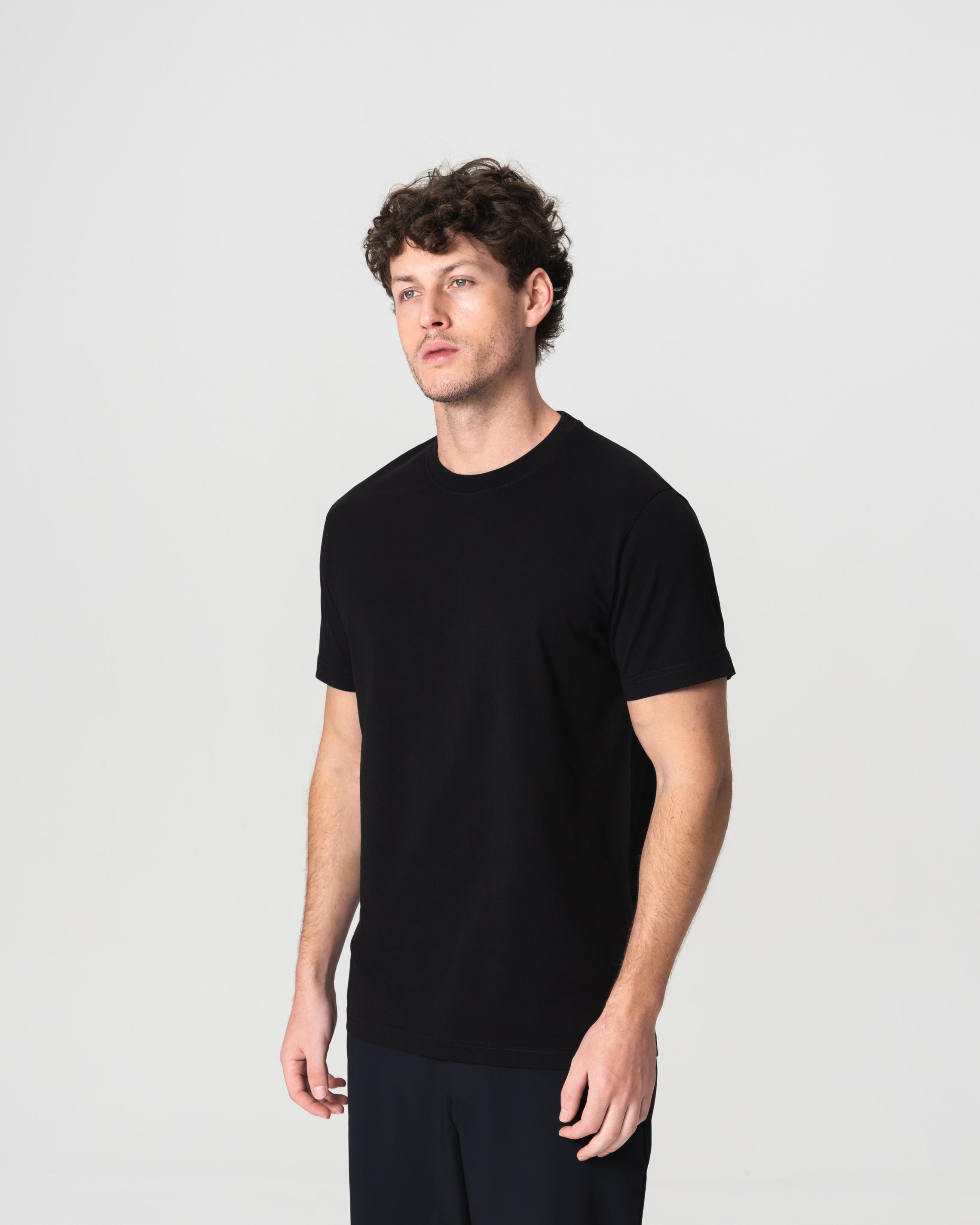Camiseta Preta Leve com Logo Bordado