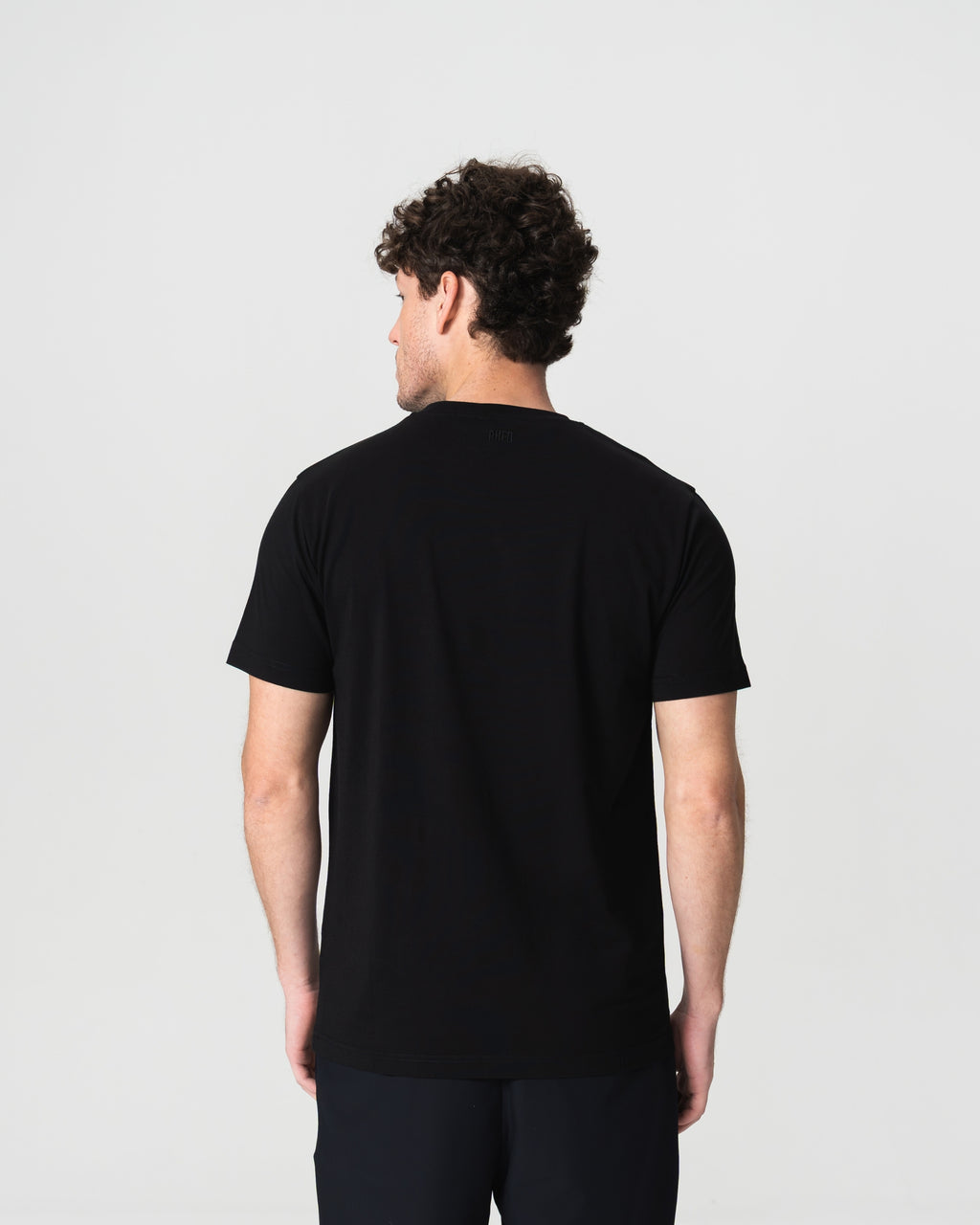 Camiseta Preta Leve com Logo Bordado
