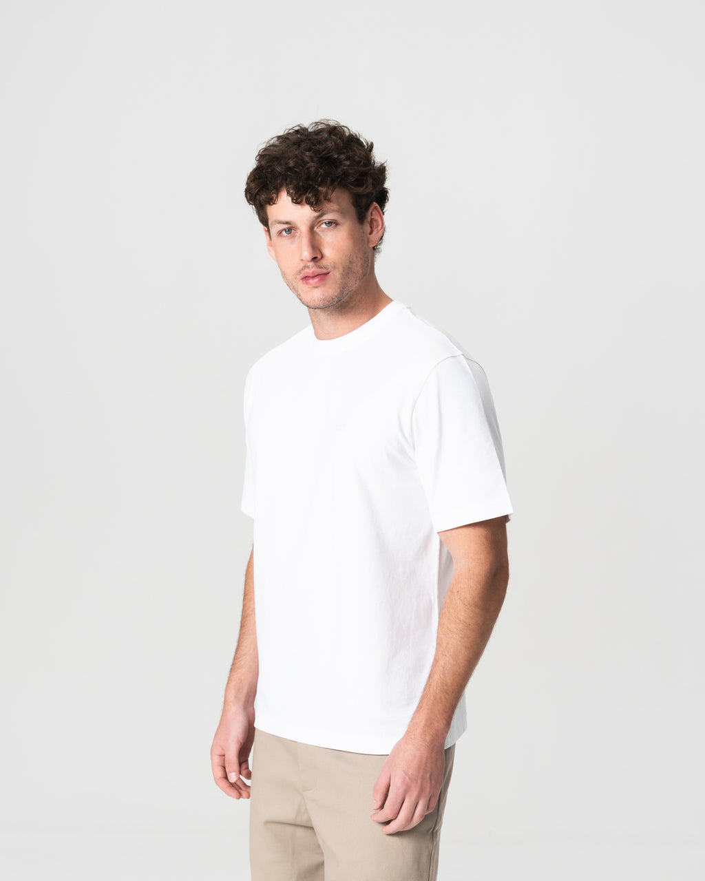 Camiseta Branca Estruturada com Logo Bordado