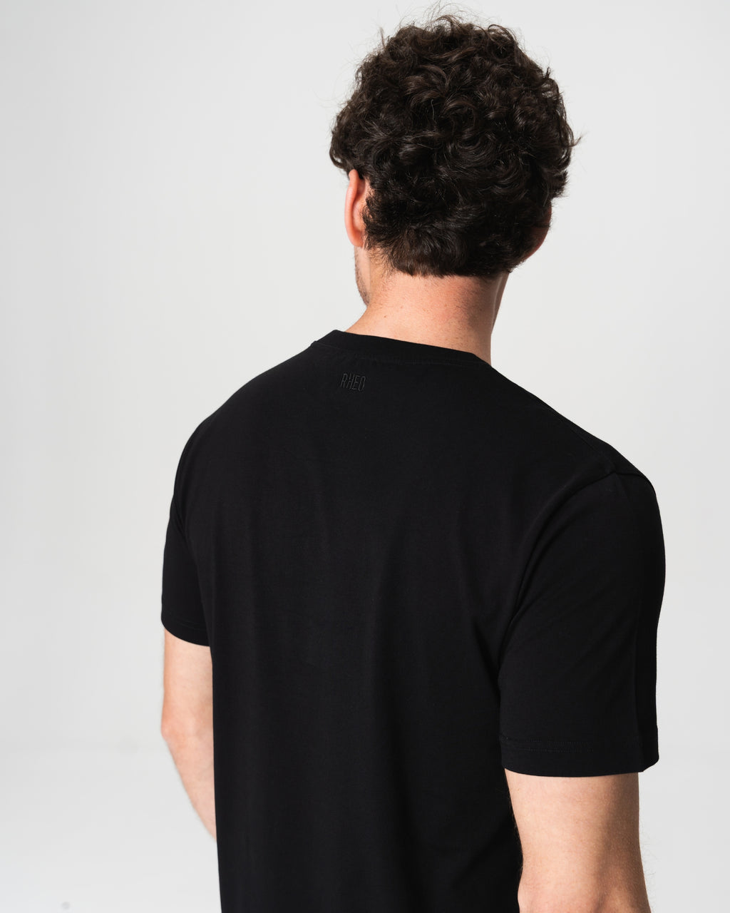 Camiseta Preta Leve com Logo Bordado