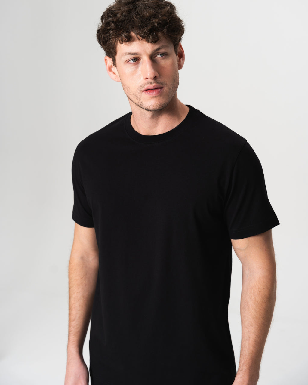 Camiseta Preta Leve com Logo Bordado