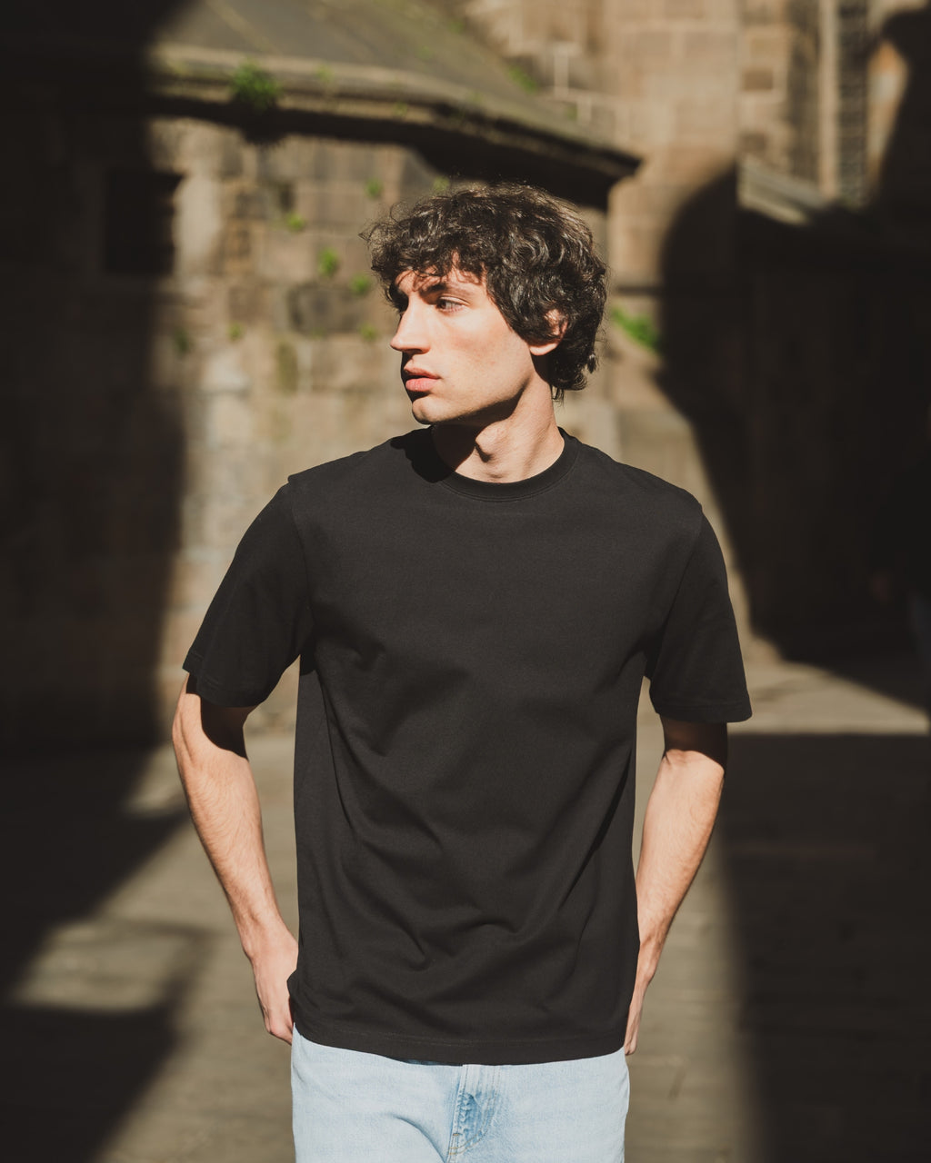 Camiseta Preta Leve com Logo Bordado