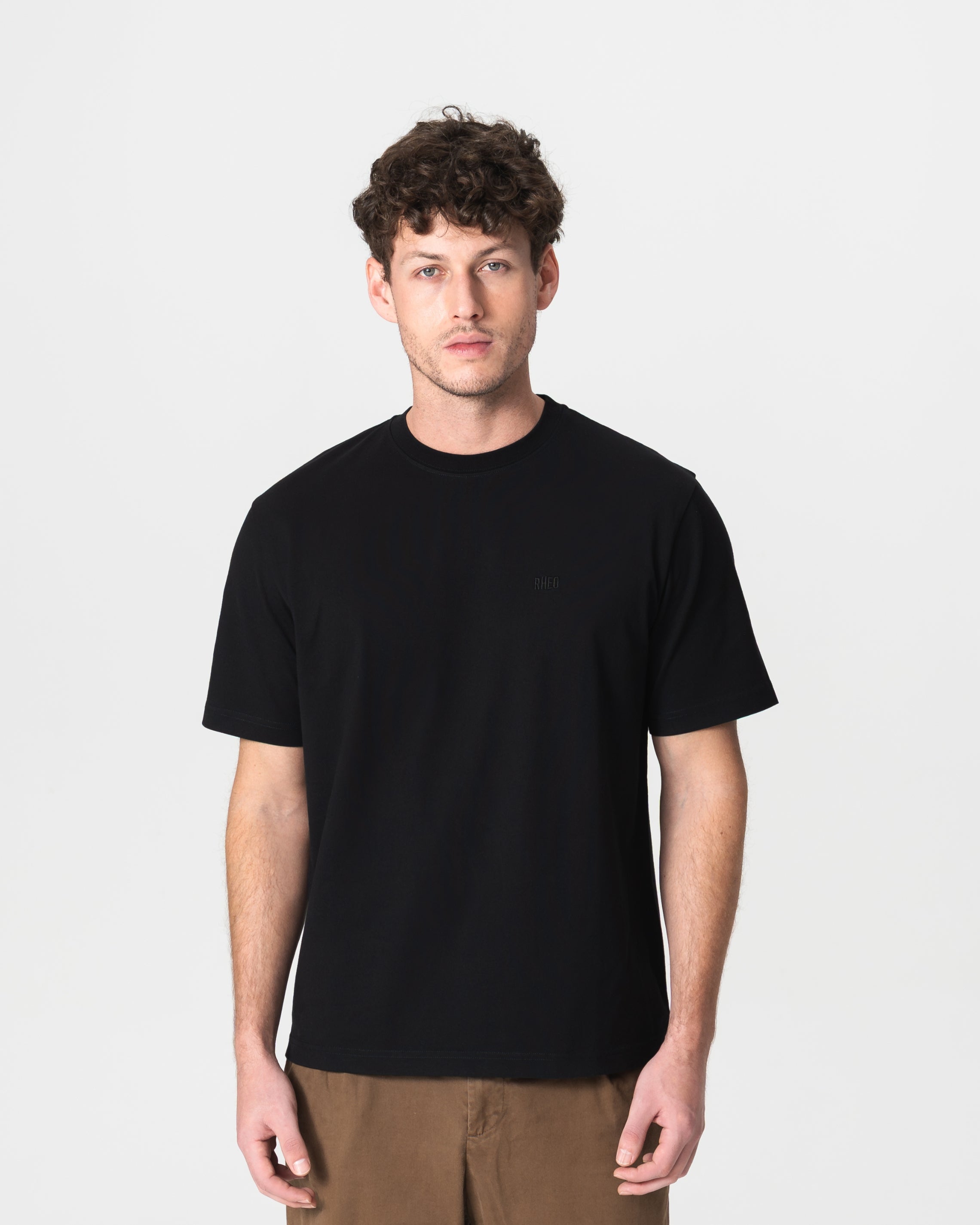 Camiseta Preta Estruturada com Logo Bordado