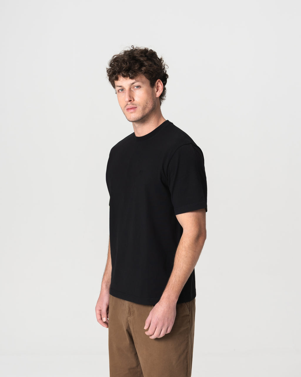 Camiseta Preta Estruturada com Logo Bordado