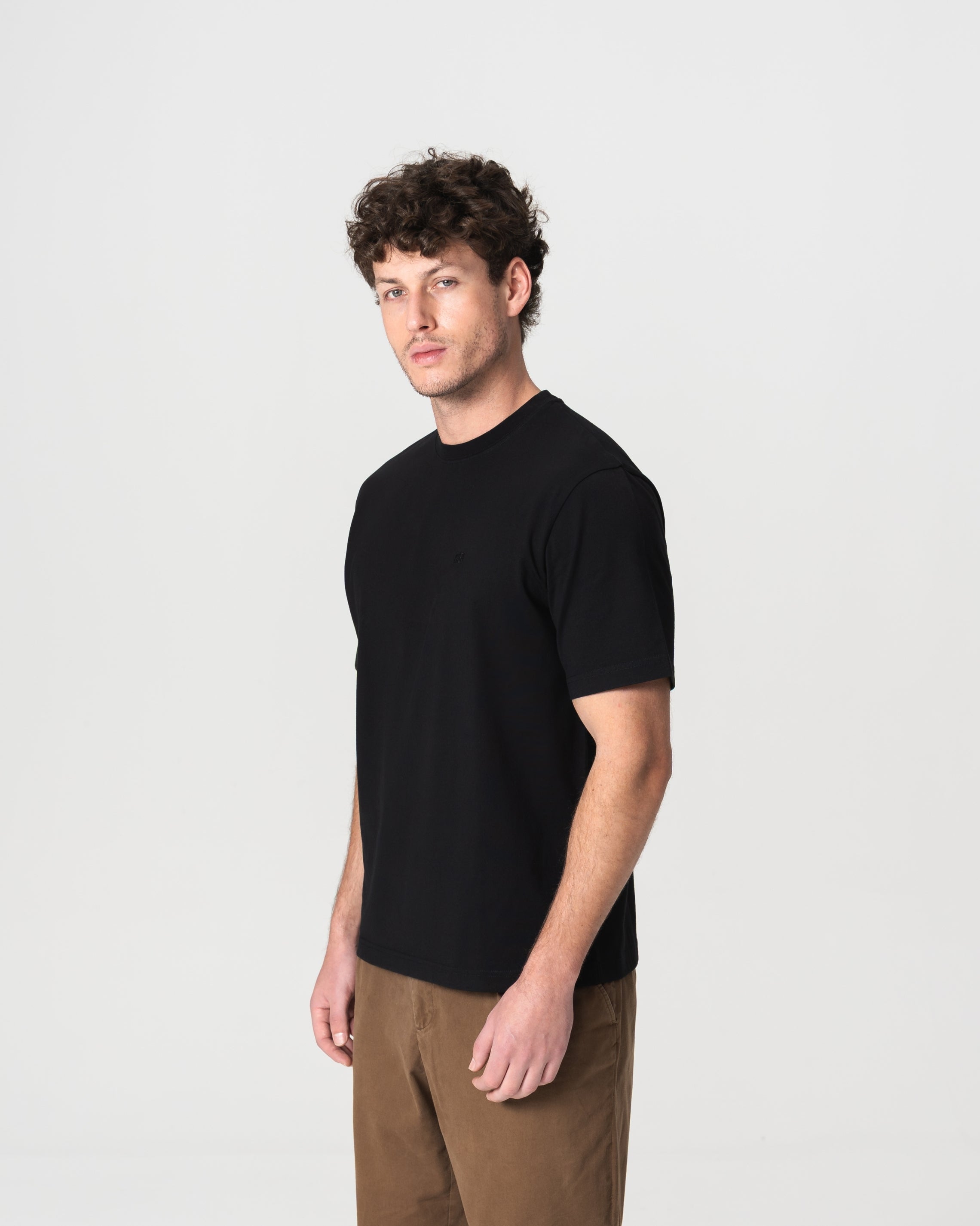 Camiseta Preta Estruturada com Logo Bordado