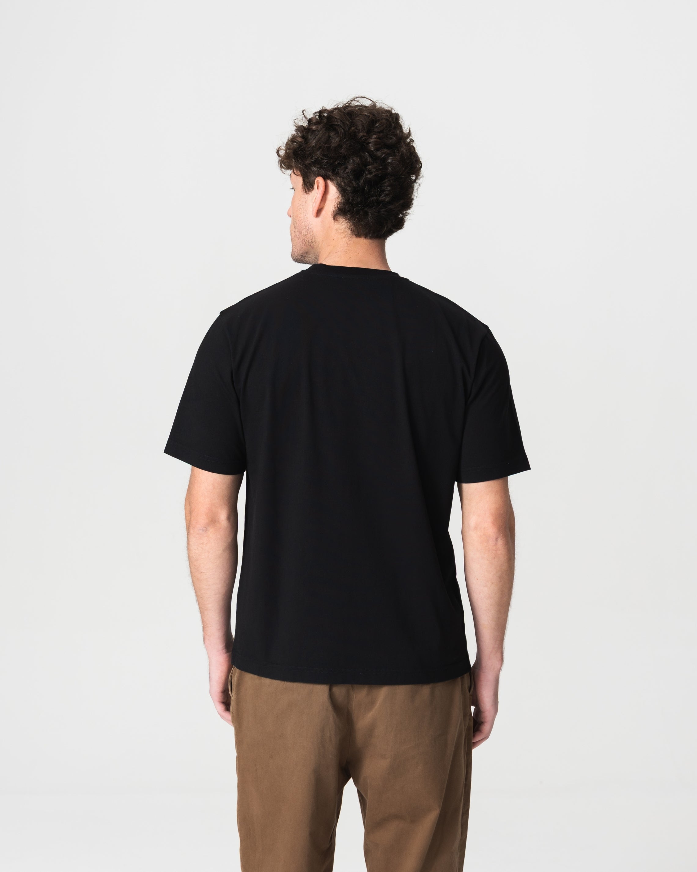 Camiseta Preta Estruturada com Logo Bordado