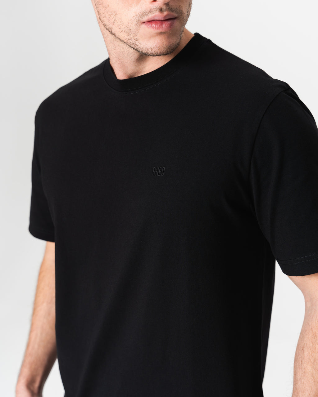 Camiseta Preta Estruturada com Logo Bordado