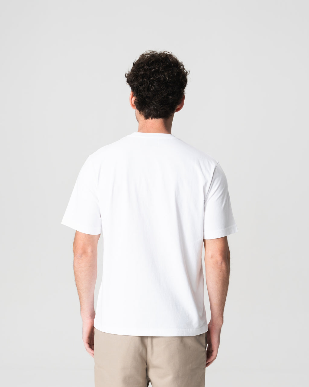 Camiseta Branca Estruturada com Logo Bordado