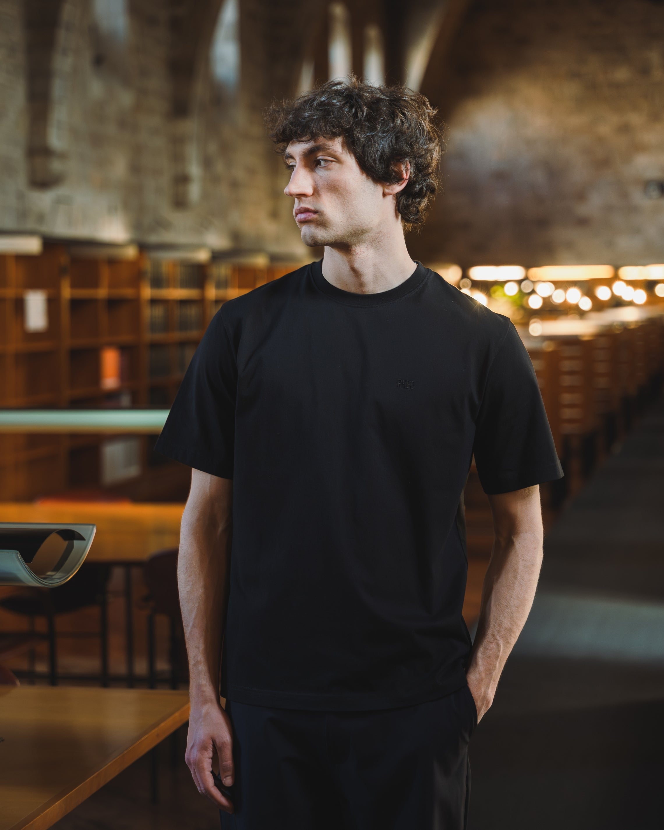 Camiseta Preta Estruturada com Logo Bordado