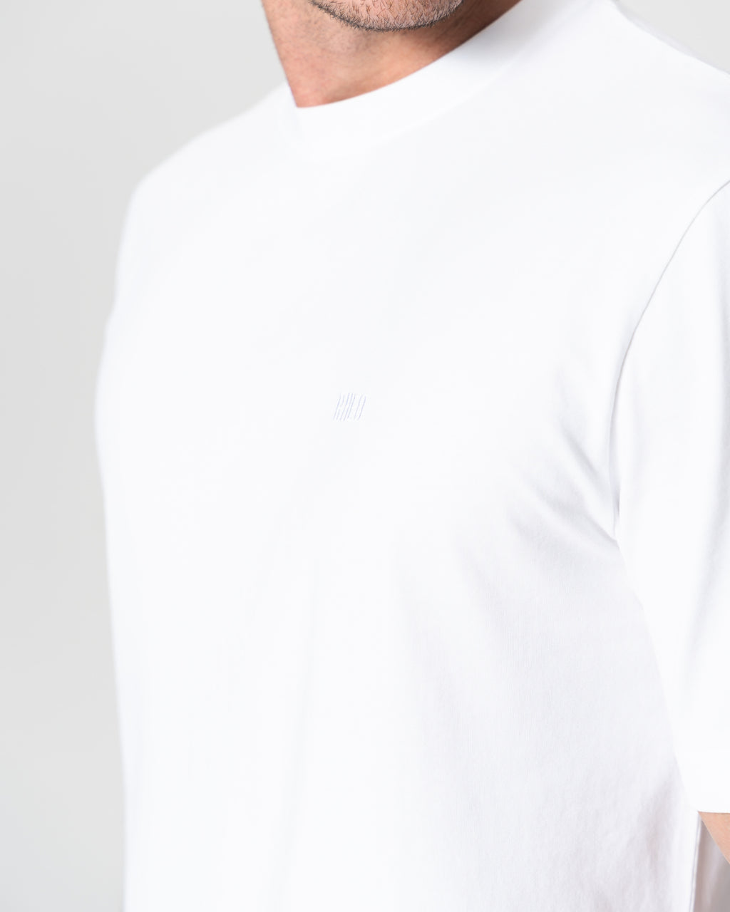 Camiseta Branca Estruturada com Logo Bordado