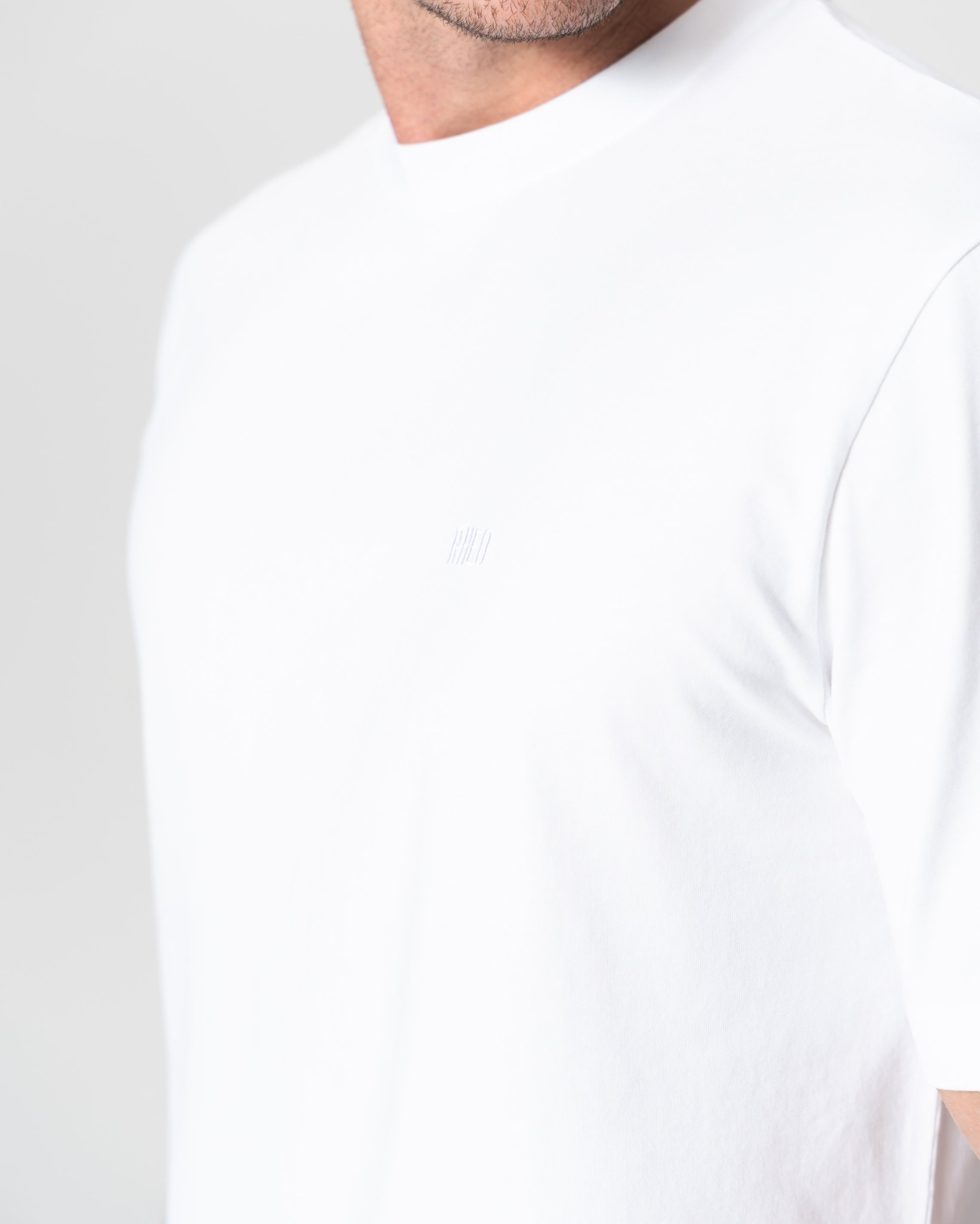 Camiseta Branca Estruturada com Logo Bordado