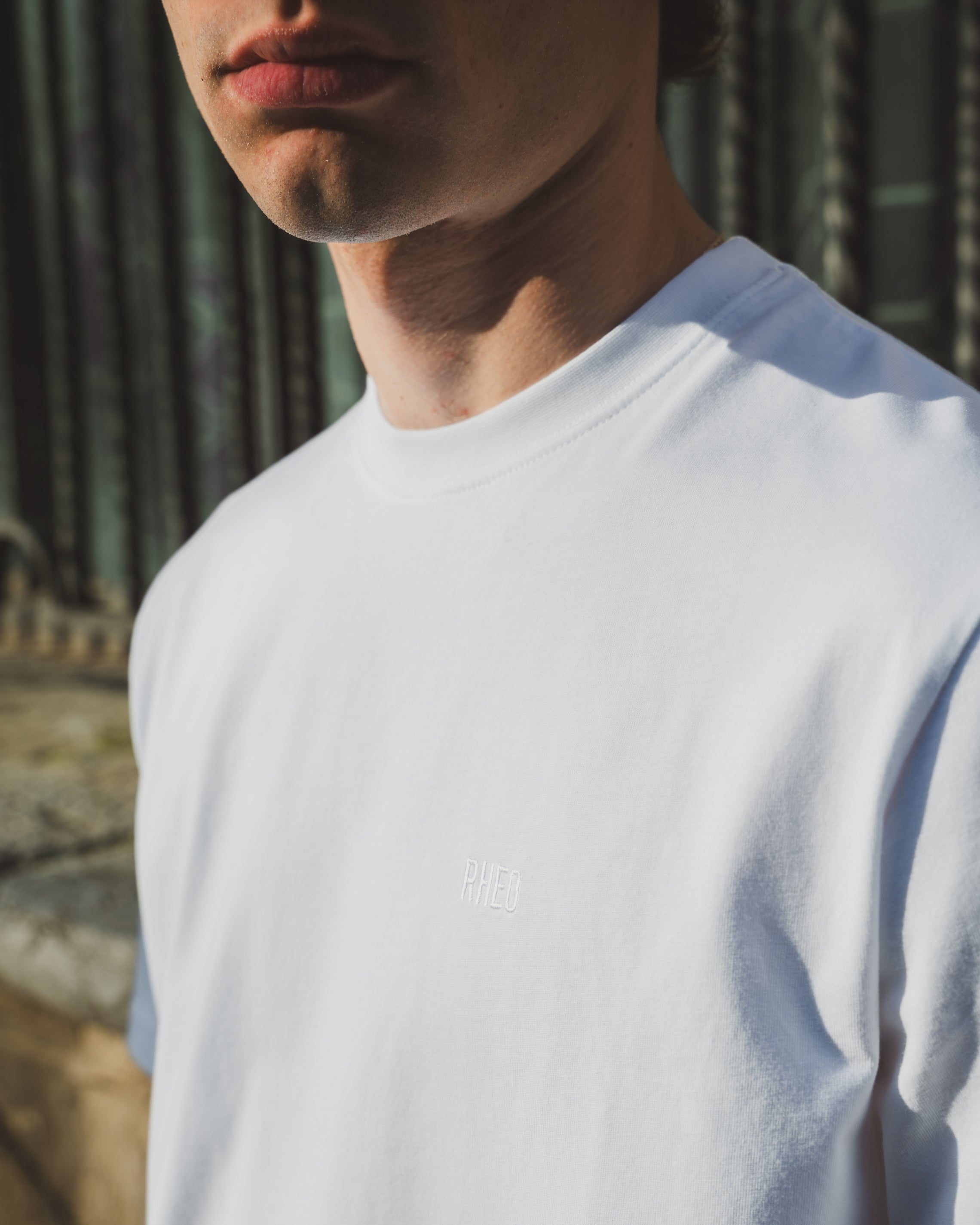 Camiseta Branca Estruturada com Logo Bordado