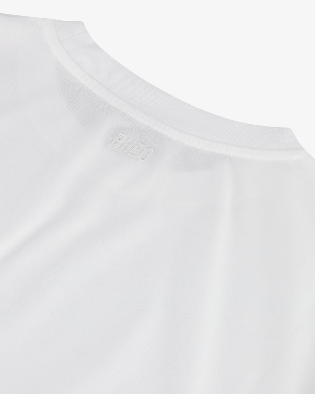 Camiseta Branca Leve com Logo Bordado