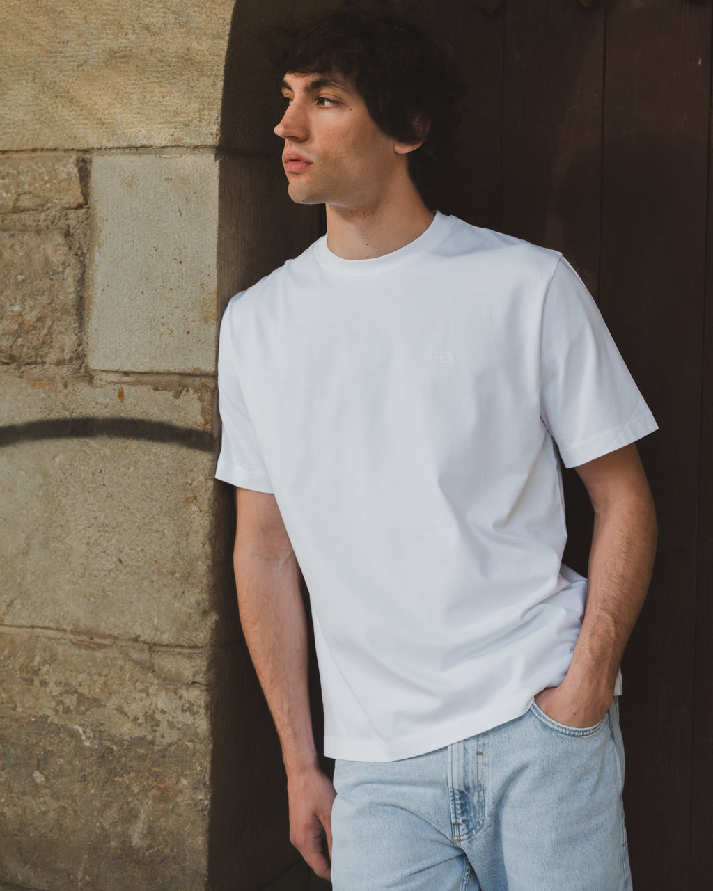 Camiseta Branca Estruturada com Logo Bordado