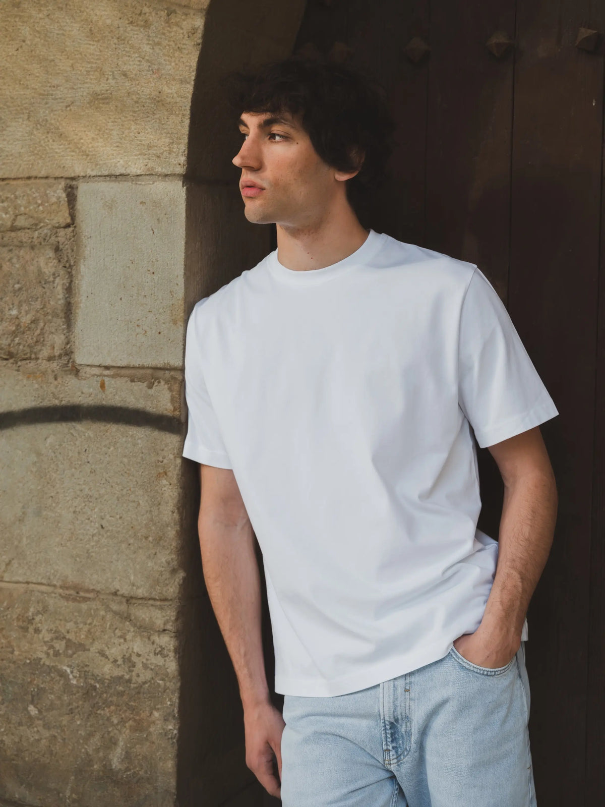 Camiseta Branca Leve com Logo Bordado