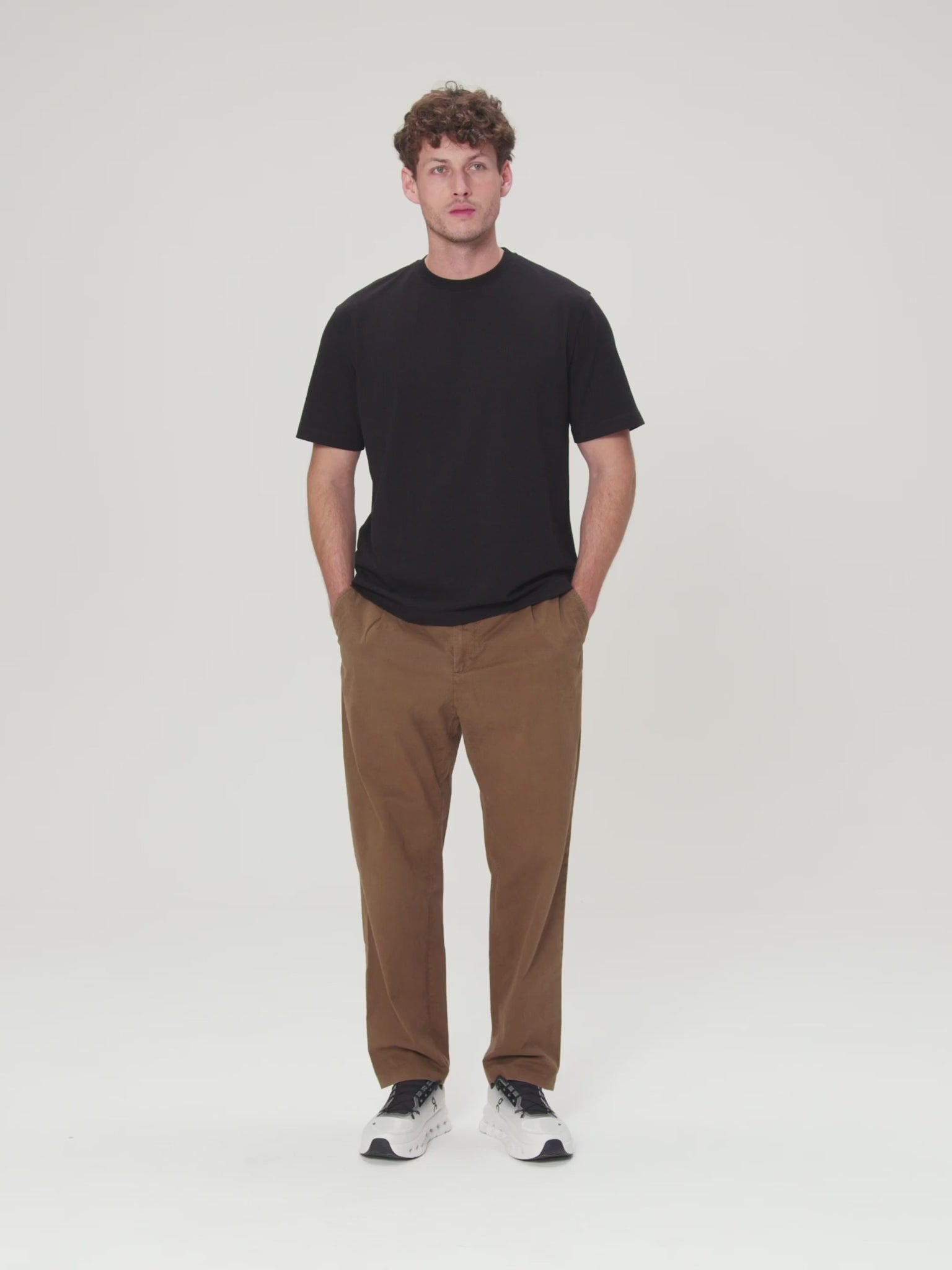 Camiseta Preta Estruturada com Logo Bordado