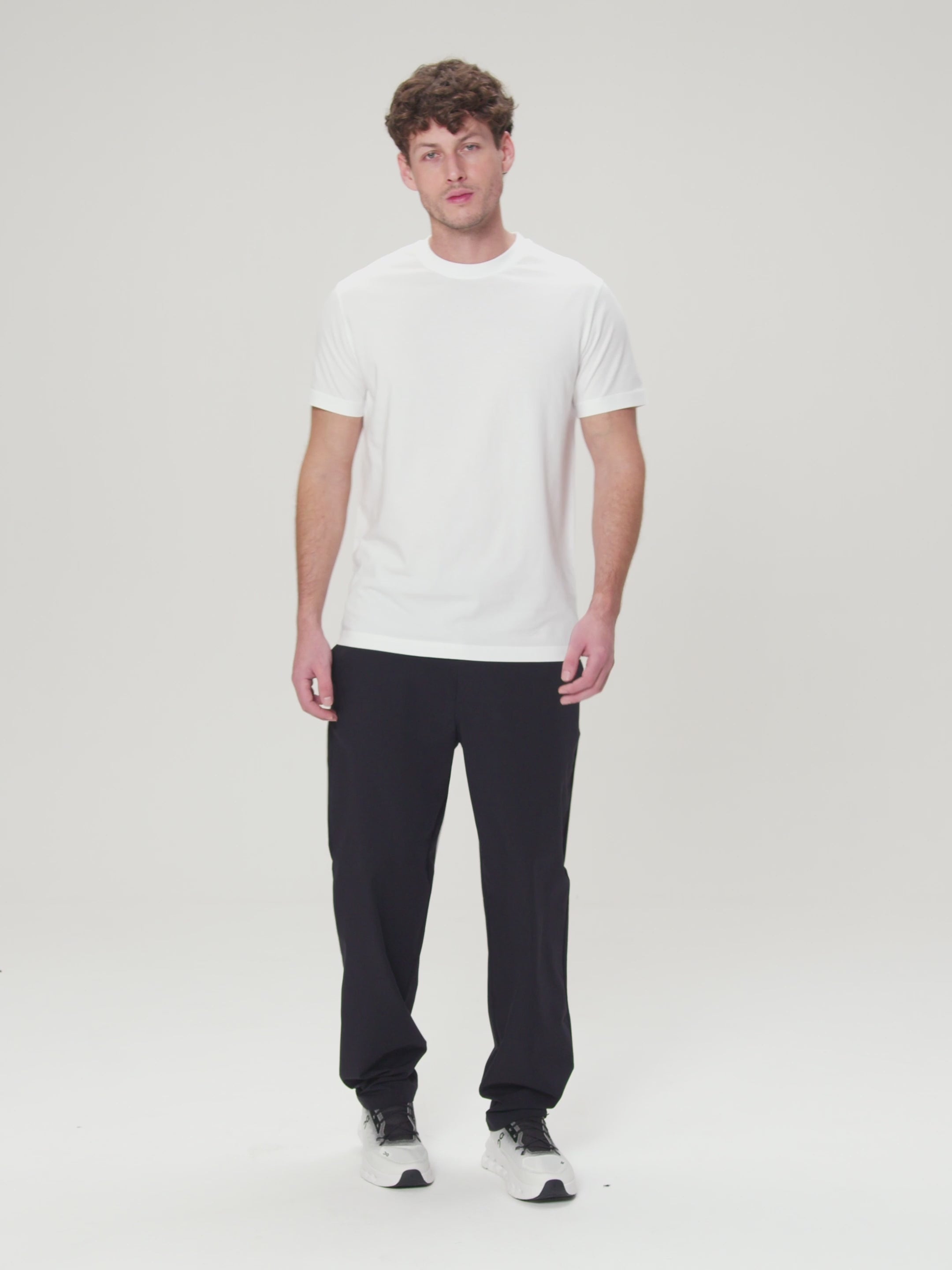 Camiseta Branca Leve com Logo Bordado