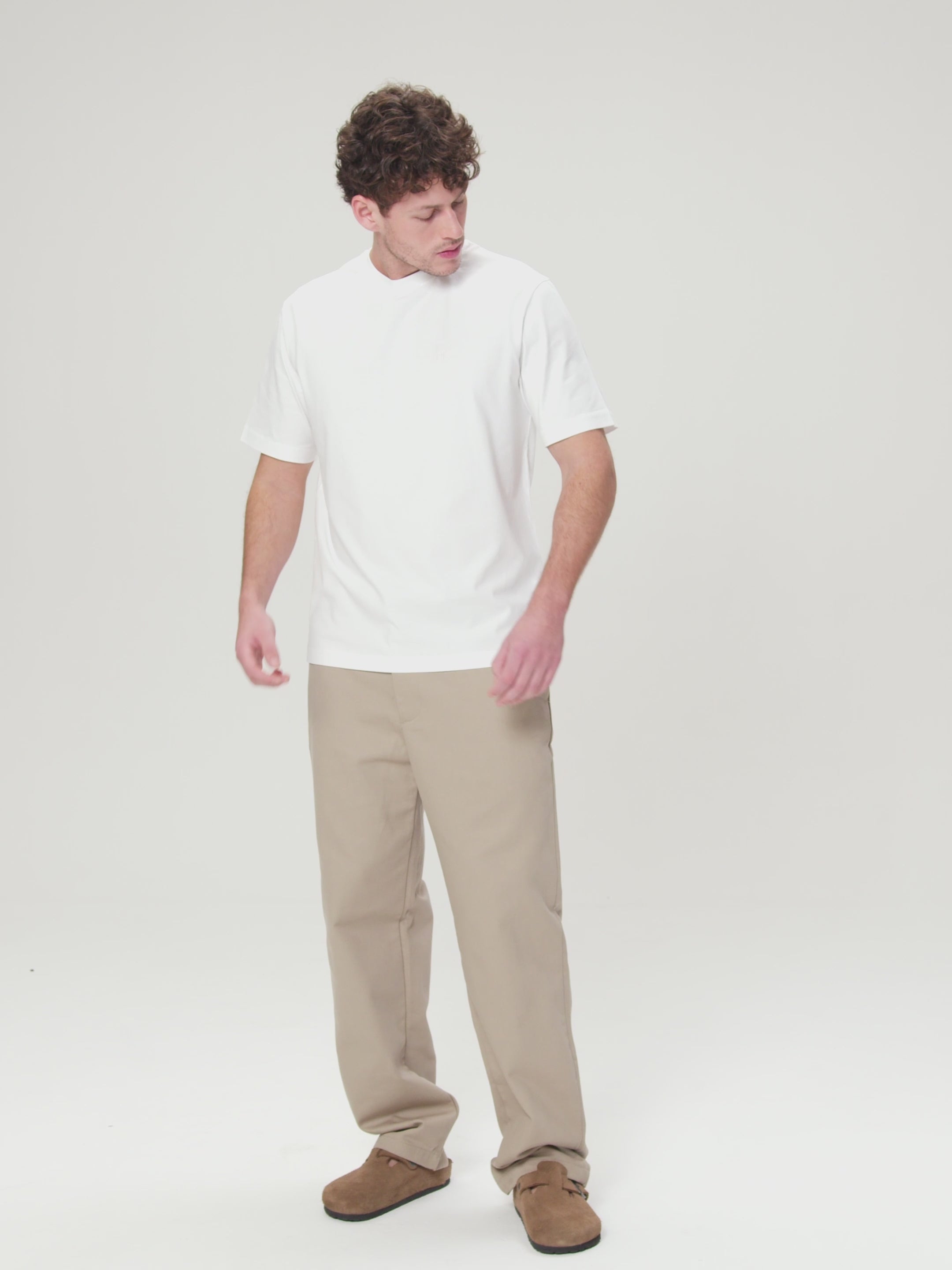 Camiseta Branca Estruturada com Logo Bordado